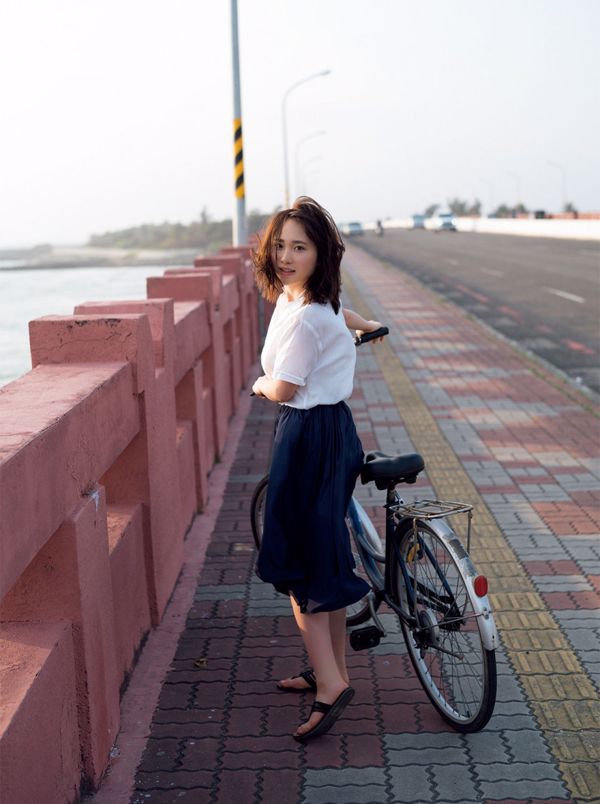 [VENERDI] Takahashi Juri "AKB48's" Beauty Bust "" foto