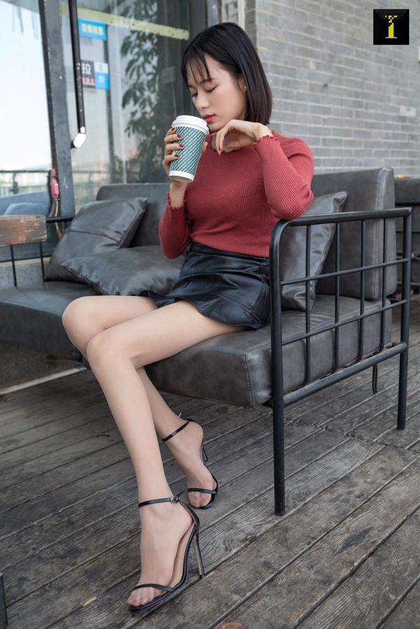 Xiao Xiao "Little Black Leather Skirt" [Iss to IESS] Belle gambe e piedi di seta