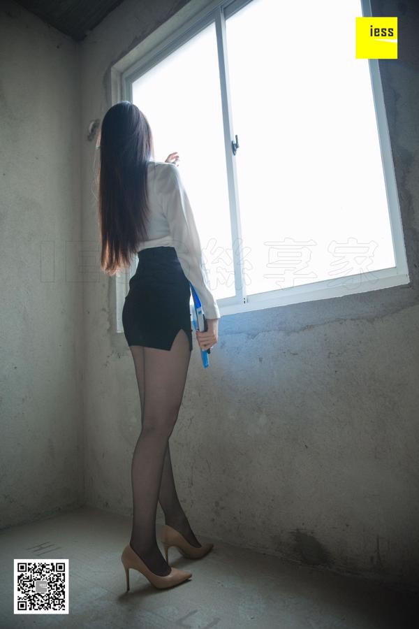 "Poliziotta in seta nera da 115 cm con gambe lunghe" [AISS]