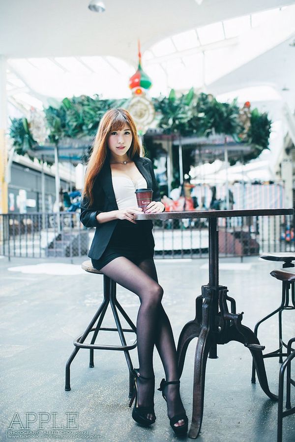 Zhang Minjing "Street Shooting Black Silk OL Goddess" [Deusa de Taiwan]