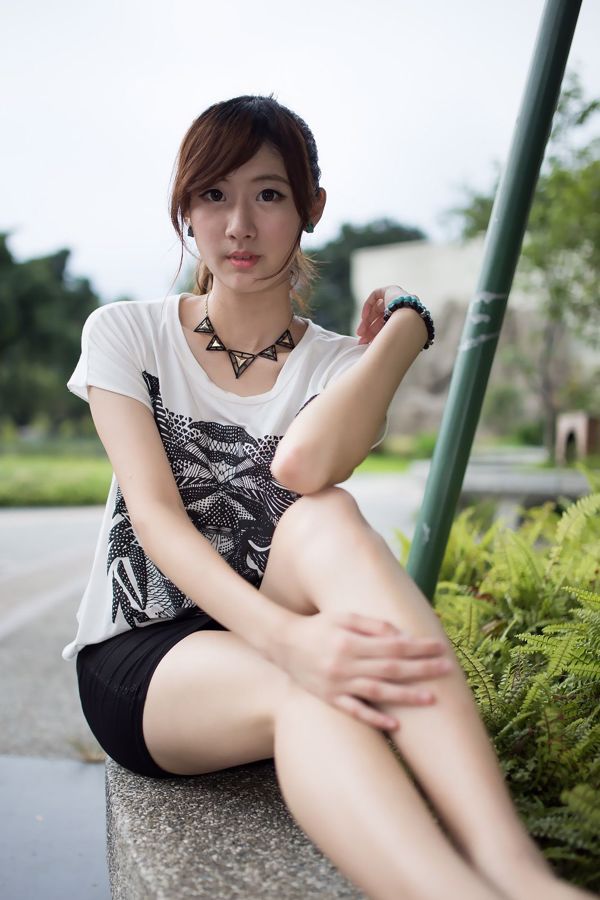 La modella taiwanese Queena / Maaki Hayashi << Park outside beat >>