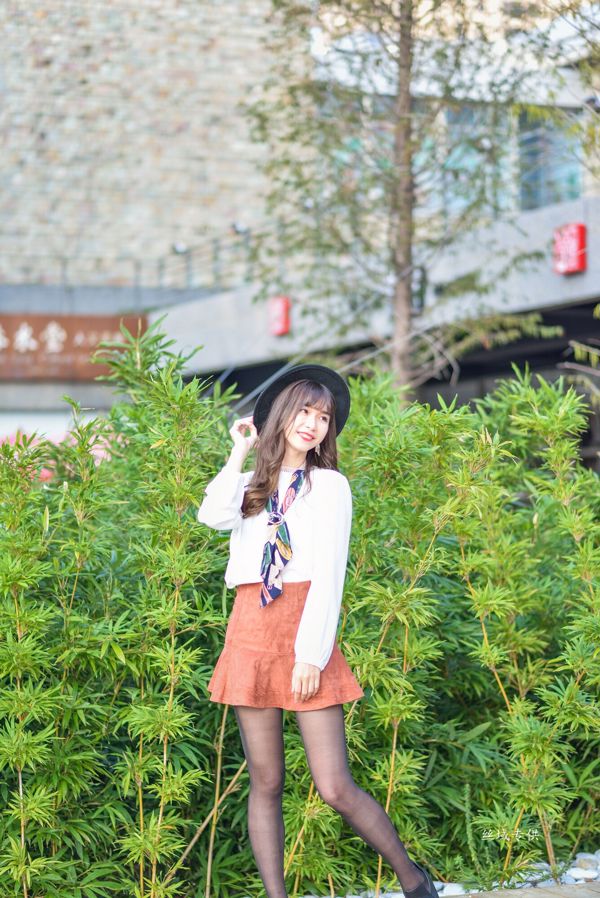 [Taiwan Zhengmei] Argomento intitolato "Padiglione Gomei. Moda" street shot di una gonna corta da ragazza di seta nera