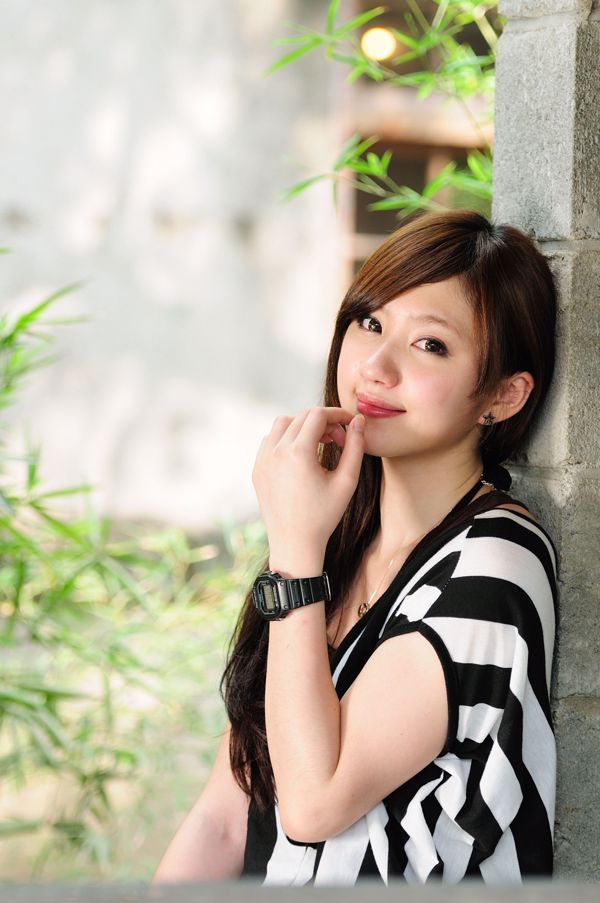 La bella ragazza taiwanese Xiaoya "Shooting di strada della seta nera"